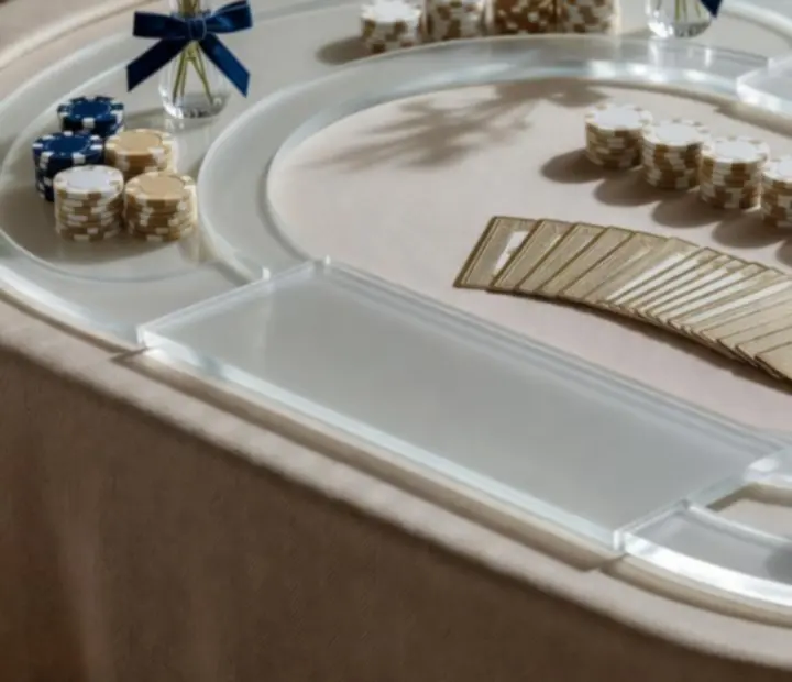 Elegancka aranżacja stołów casino w stylu premium z jasną scenografią i złotymi akcentami